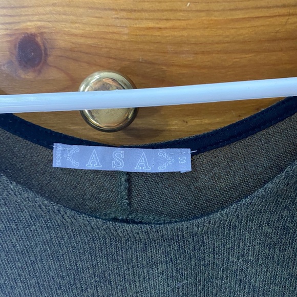 Sheer lightweight layering top - Picture 3 of 4